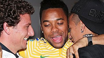 Imagem Com bom humor Robinho recebe Neymar e Elano