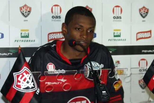 Imagem Lateral-esquerdo será titular pela primeira vez no Vitória