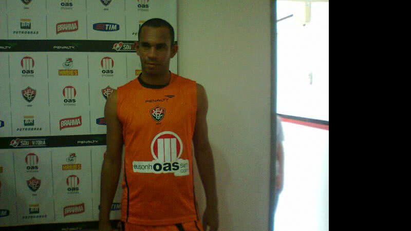 Imagem "Não vim para brincar", diz Róbston ao ser apresentado no Vitória
