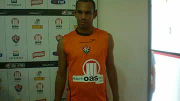 Imagem "Não vim para brincar", diz Róbston ao ser apresentado no Vitória