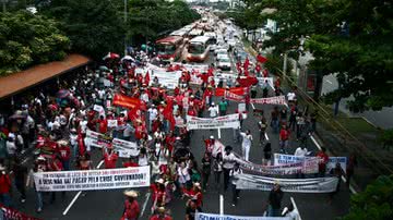 Imagem Há mais de 60 dias parados, professores voltam a realizar assembleia 