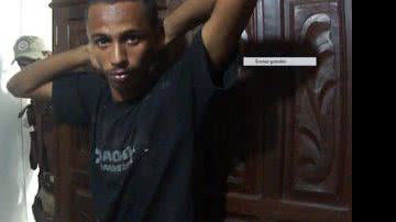 Imagem Jovem se esconde em guarda-roupa e é detido