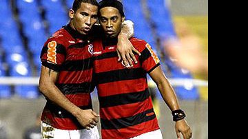 Imagem Jael recebe elogios de Ronaldinho