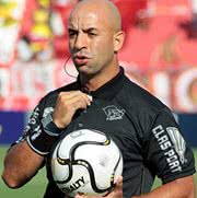 Imagem Árbitro que marcou pênalti inexistente contra Corinthians é agredido