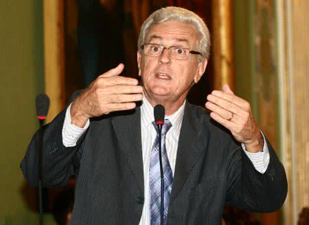 Imagem Vereador leva bolo para Câmara e ironiza projetos do metrô