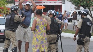 Imagem Jornalista é detido em Parada Gay de Itabuna
