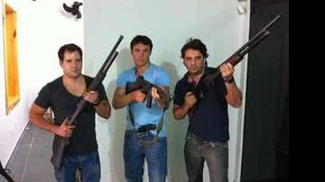 Imagem Kleber posa de arma nas mãos e causa polêmica
