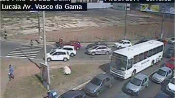 Imagem Manifestação, acidente e semáforo quebrado complicam o trânsito