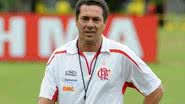 Imagem Luxa pede atenção em Jóbson, Souza e Marcone