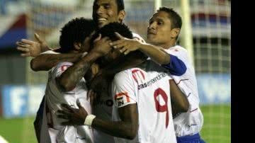 Imagem Bahia vence e assume a vice-liderança