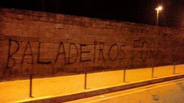 Imagem Torcida picha muro do Barradão