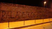 Imagem Torcida picha muro do Barradão