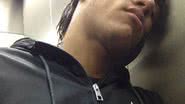Imagem Sonolento, Neymar cochila em elevador 