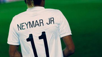 Imagem Neymar assinou com o Barcelona