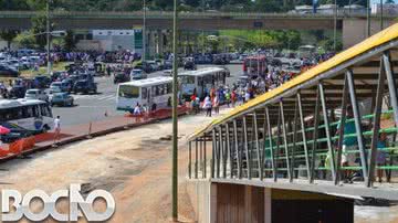 Imagem Torcedores comemoram a amarrada 'estreia' da Passarela de Pituaçu