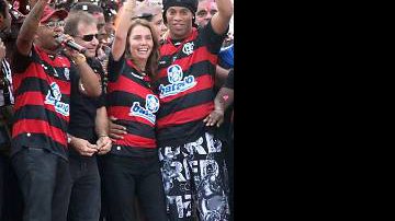 Imagem Ronaldinho é recebido por 20 mil