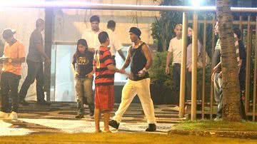 Imagem Ronaldinho Gaúcho dribla a imprensa na chegada ao Brasil