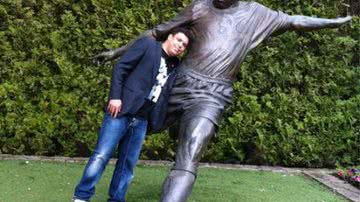 Imagem Ronaldo visita estátua na sede da Nike
