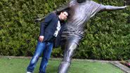 Imagem Ronaldo visita estátua na sede da Nike