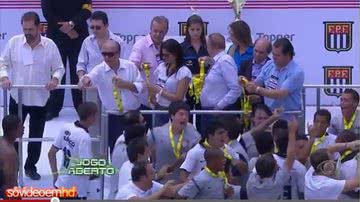 Imagem Ex-governador “passa a mão” na medalha da garotada