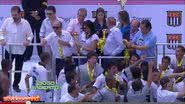 Imagem Ex-governador “passa a mão” na medalha da garotada
