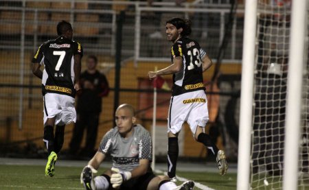 Imagem Botafogo bate o Corinthians e embola a briga pelo título