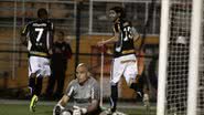 Imagem Botafogo bate o Corinthians e embola a briga pelo título