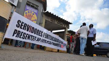 Imagem Agentes penitenciários param atividades