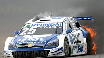 Imagem Piloto pula do carro em chamas na Stock Car