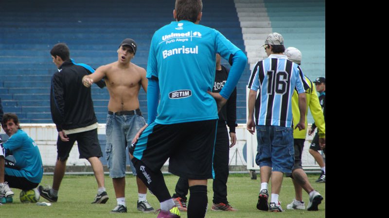 Imagem Torcida invade treino e cobra os jogadores do Grêmio