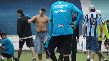 Imagem Torcida invade treino e cobra os jogadores do Grêmio