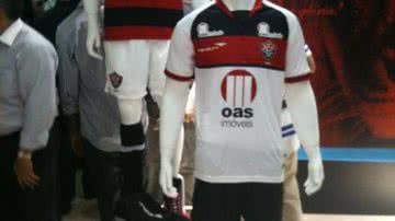 Imagem Vitória lança uniformes modelo 2012