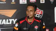 Imagem Goleiro Douglas reaparece no Barradão