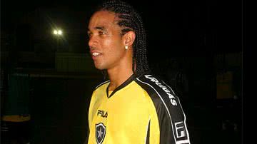 Imagem Vitória contrata zagueiro Eduardo