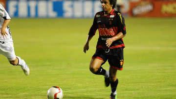 Imagem Ex-meia do Corinthians e Sport é a bola da vez no Vitória