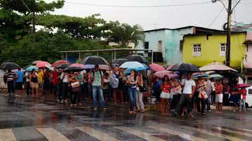 Imagem Greve: população lota pontos de ônibus aguardando frota mínima