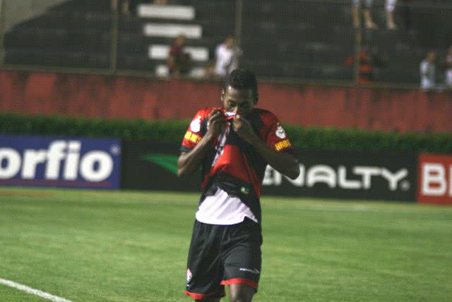 Imagem Vitória enfrenta ABC de olho no G-4