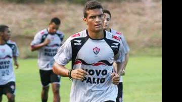 Imagem Volante Ramirez segue preso ao Vitória 