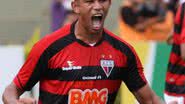 Imagem Vitória tenta contratar volante Robston