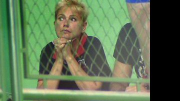 Imagem Xuxa veste camisa do Fla e coruja Sasha em jogo de vôlei