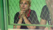 Imagem Xuxa veste camisa do Fla e coruja Sasha em jogo de vôlei