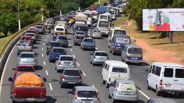 Imagem Manifestação provoca congestionamento na Paralela