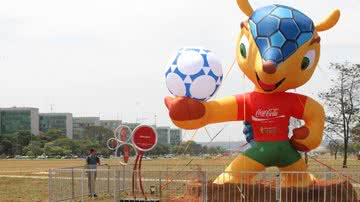 Imagem Mascote da Copa de 2014 é esfaqueado em Brasília