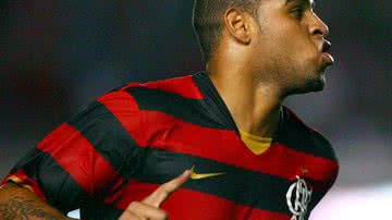 Imagem No limite: se falta mais uma vez, Adriano pode ter contrato rescindido pelo Fla