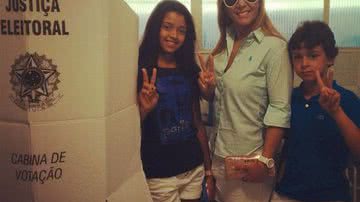 Imagem Carla Perez vota acompanhada dos filhos