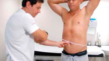Imagem Ronaldo fenômeno aparece com barriga menor