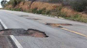 Imagem  Buracos na pista provocam acidente na BR-242