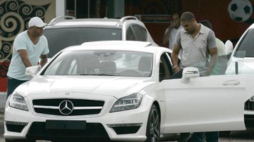 Imagem  Adriano vai ao treino com carro de R$ 700 mil