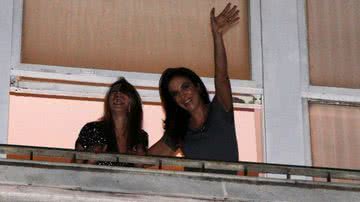 Imagem Em festa na casa de Marcelo Serrado, Ivete chama paparazzo: "Aqui eu"