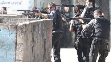 Imagem Policiais ocupam mais duas favelas no Rio